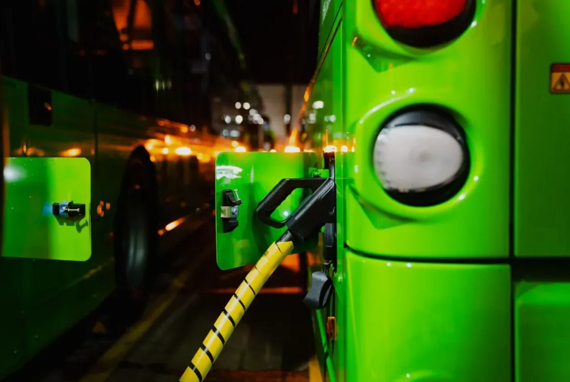 Team meeing at Heliox office